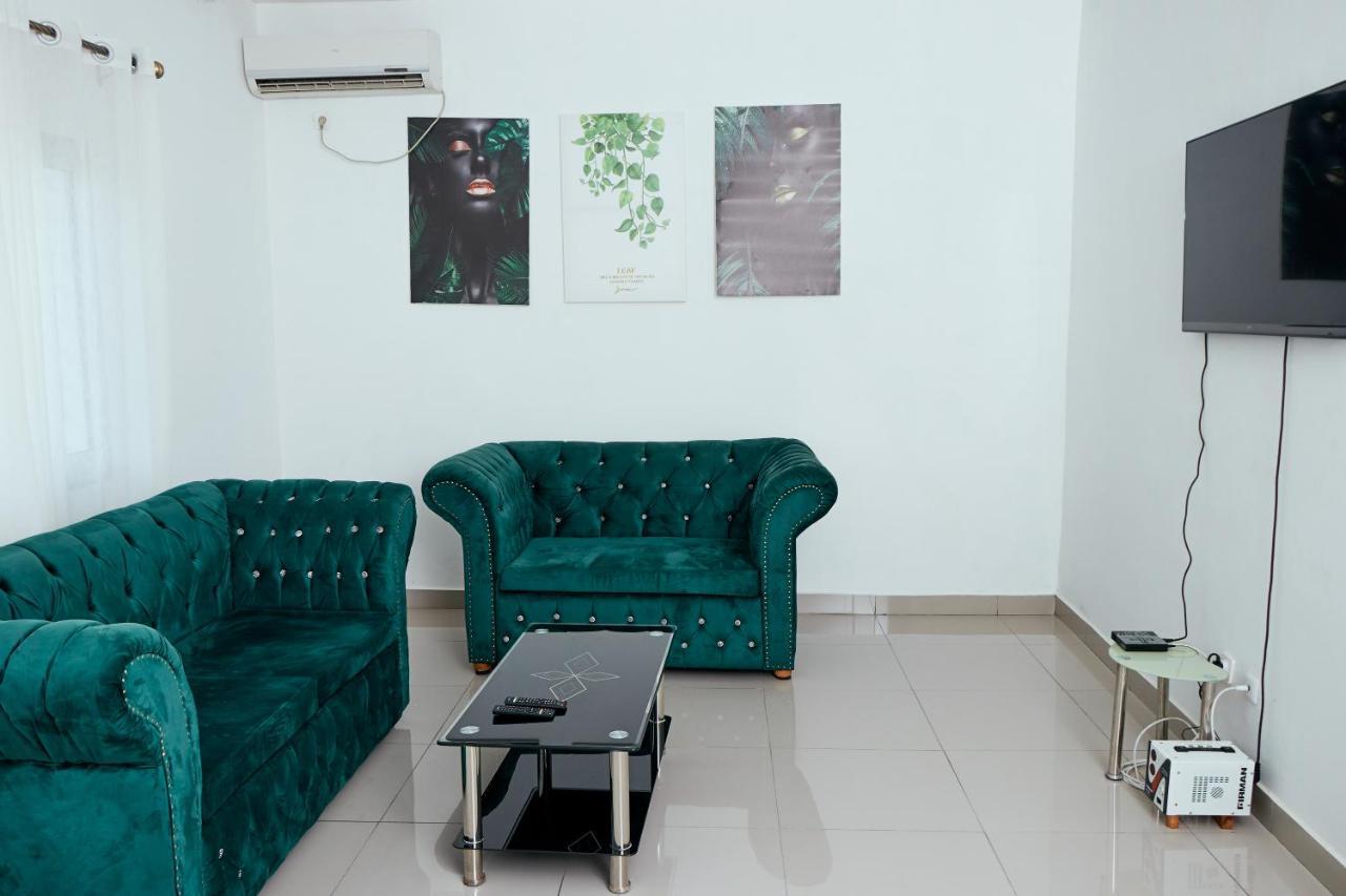 L'Immeuble Queen M.N.M Douala Esterno foto